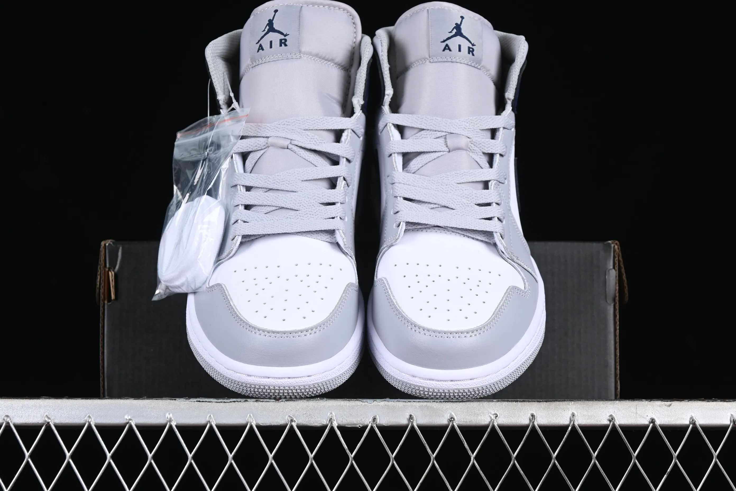 All categories Air Jordan Jordan series basketball shoes Air Jordan 1 Mid Air Jordan 1 Mid AJ1 Joe 1 gray blue Zhongbang basketball shoes DQ8426-104